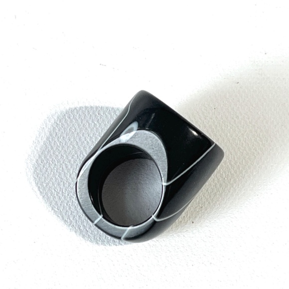 Vintage Size 6.25 Lucite Ring Chunky Flat Top Dome Black Swirl Unisex Geometric - Picture 4 of 13